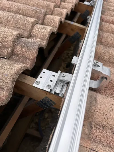 Rail pour installer panneaux solaires