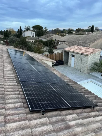 Panneaux solaires installés sur maison